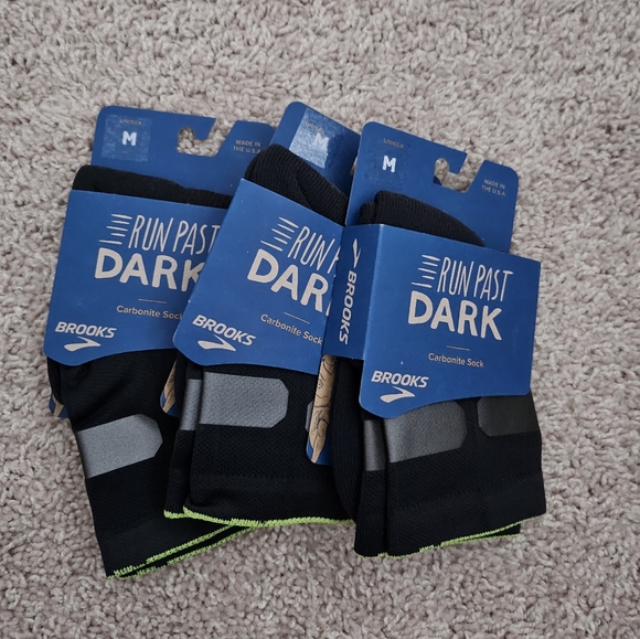 NWT Brooks Unisex Run Past Dark Socks - Picture 6 of 7